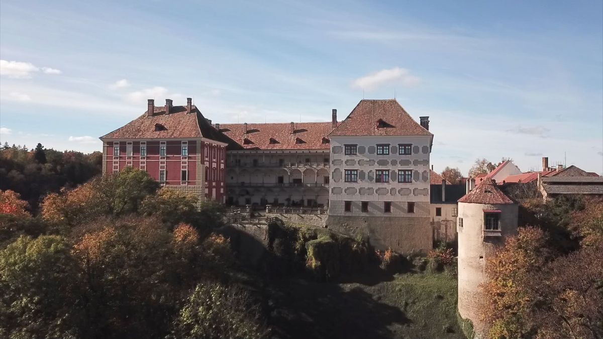 Zámek Opočno okouzlí zvenčí i zevnitř. Ukrývá vskutku bohaté sbírky